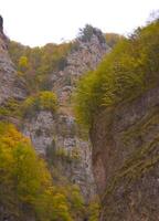 nuageux brumeux ciel, Montagne pics couvert avec brouillard dans le Matin. Caucase montagnes, Russie. photo