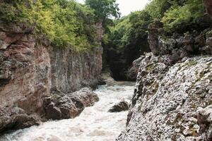 le Montagne rivière dans le gorge. photo