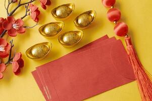 chinois Nouveau année rouge paquet et d'or lingot avec personnalisable espace pour texte ou vœux. chinois Nouveau année fête concept. photo