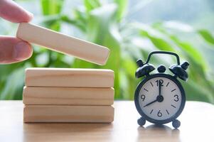 table alarme l'horloge montrer du doigt à 8 un m avec en bois blocs avec personnalisable espace pour texte. photo