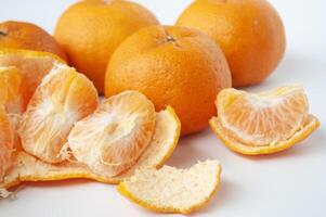 mandarin des oranges sur blanc couverture Contexte photo