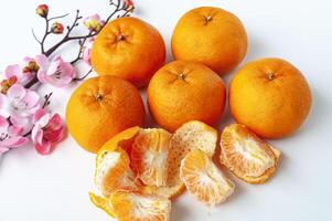 Haut vue de pelé mandarin des oranges sur blanc couverture Contexte. chinois Nouveau année fête photo