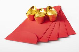 chinois Nouveau année rouge paquet et d'or lingot avec personnalisable espace pour texte ou vœux. chinois Nouveau année fête concept. photo