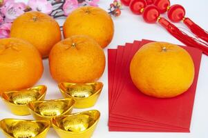 Haut vue de pelé mandarin des oranges sur blanc couverture Contexte. chinois Nouveau année fête photo