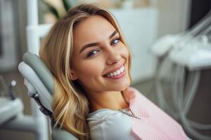 ai généré souriant magnifique Jeune blond femme dans une dentaire chaise. magnifique tout droit dents, dentaire examen ou cosmétique procédure photo