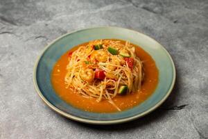 vert Papaye salade crevette spaghetti servi dans plat isolé isolé sur Contexte Haut vue de bangladesh nourriture photo