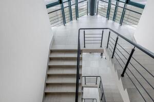 escaliers urgence et évacuation sortie escalier dans en haut échelle dans une Nouveau Bureau bâtiment photo