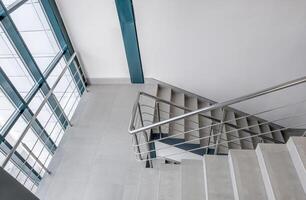 escaliers urgence et évacuation sortie escalier dans en haut échelle dans une Nouveau Bureau bâtiment photo