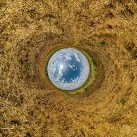 trou bleu sphère petite planète à l'intérieur de l'herbe verte fond de cadre rond photo