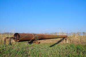 gaz pipeline par irrigation canal dans une protecteur acier tuyau. photo