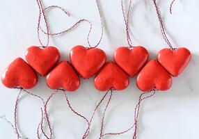 rouge jouet cœurs sur le blanc en bois tableau, cadeau la Saint-Valentin journée concept, photo
