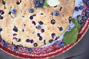 grand fraîchement cuit fait maison myrtille tarte, été nourriture, proche en haut photo