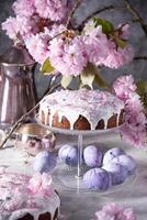 magnifique Pâques gâteau sur le tableau, et coloré œufs, fait maison Gâteaux, encore la vie photo