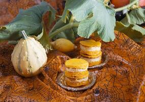 mini citrouille gâteaux au fromage sur une Contexte de citrouilles, l'automne, Orange Couleur nourriture photo