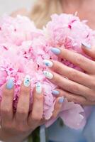 la mariée dans une bleu mariage robe avec une bouquet de rose pivoines, pastel paradis photo