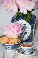 délicat printemps encore la vie avec des croissants et une bouquet de rose pivoines photo