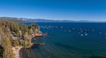 magnifique aérien vue de le Tahoe Lac de au dessus dans Californie, Etats-Unis. photo