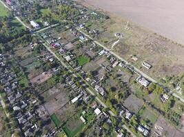 Haut vue de le village. un pouvez voir le toits de le Maisons et jardins. route dans le village. village yeux d'oiseau vue photo