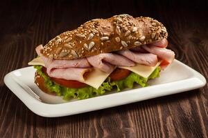 sandwich au jambon sur la table photo