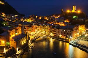 vernazza village illuminé dans le nuit, cinque terre, la ligurie, Italie photo