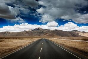 route sur plaines dans himalaya avec montagnes photo