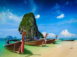 Bateau à longue queue sur la plage, Thaïlande photo