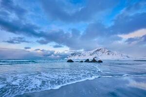 norvégien mer vagues sur rocheux côte de lofoten îles, Norvège photo