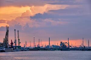 Port de Anvers avec port grues dans crépuscule photo