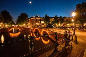 Amsterdam canal, pont et médiéval Maisons dans le soir photo