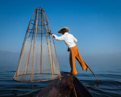 traditionnel birman pêcheur à inle lac, myanmar photo