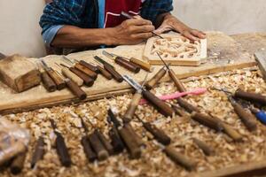 sculpteur dans bois travail photo