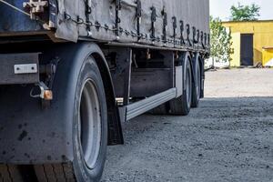 le roues de le un camion près. une grand un camion photo