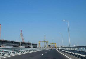 conduite le long de le de Crimée pont. une grandiose bâtiment de le 21e siècle. le Nouveau pont. photo