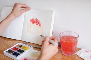 méconnaissable femme dessin aquarelle sur Hôtel pièce table photo