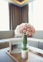 une bouquet de fleurs dans une magnifique vase bien pour multimédia Contexte photo