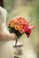 mariage fleurs, de mariée bouquet fermer. décoration fabriqué de des roses, pivoines et décoratif les plantes photo