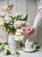 femme en train de préparer une du froid café dessert, printemps encore la vie dans rétro style, une empiler de gaufre la glace crème dans une bol photo