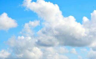 photo de blanc ciel et brillant bleu des nuages