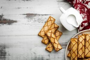 vitré bouffée Pâtisserie sfogliatine verre et tasse de Lait sur blanc arrière-plan, Haut vue photo