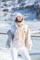 portrait de une magnifique Jeune femme dans blanc hiver vêtements sur la nature photo