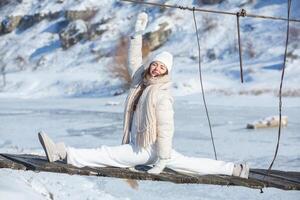 portrait de une magnifique Jeune femme dans blanc hiver vêtements sur la nature photo