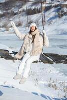 portrait de une magnifique Jeune femme dans blanc hiver vêtements sur la nature photo