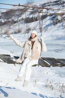 portrait de une magnifique Jeune femme dans blanc hiver vêtements sur la nature photo