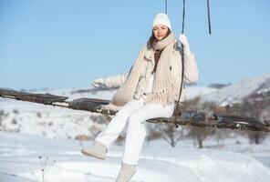 portrait de une magnifique Jeune femme dans blanc hiver vêtements sur la nature photo