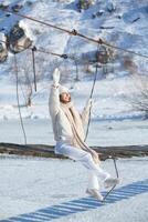 portrait de une magnifique Jeune femme dans blanc hiver vêtements sur la nature photo