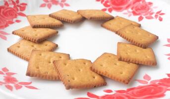 salé des biscuits. collations cette sont beaucoup salé et tel douceur fabriqué avec blé amidon, comestible légume huiles et Lait des produits. photo