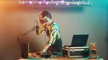 concentré femme en jouant airs à dj platines, création techno performance avec remix la musique à mixer avec basse contrôle clé. mélange enregistrements avec l'audio électronique instruments. trépied tir. photo