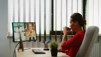 affaires femme discuter sur webcam avec les partenaires séance dans moderne bureau. pigiste travail avec à distance équipe bavardage ayant virtuel en ligne conférence, réunion, séminaire en ligne en utilisant l'Internet La technologie photo