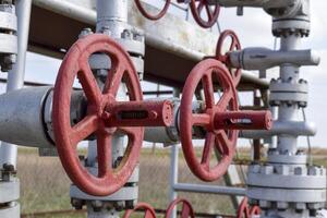 éteindre soupapes sur le haute pression bien écoulement équipement. pétrole équipement photo