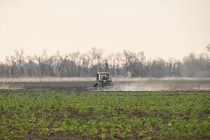 tracteur labour le sol processus photo